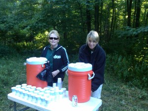Pam and Ruth preparing glasses of water for the runners.